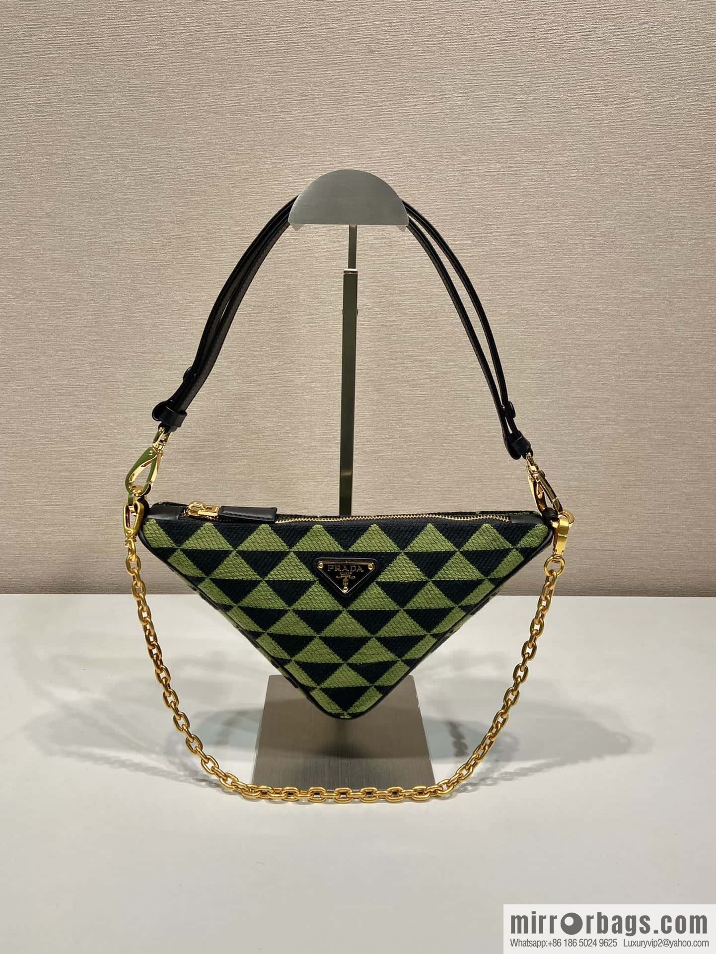 PRADA embroidery triangle bag 🎉 1BC543
