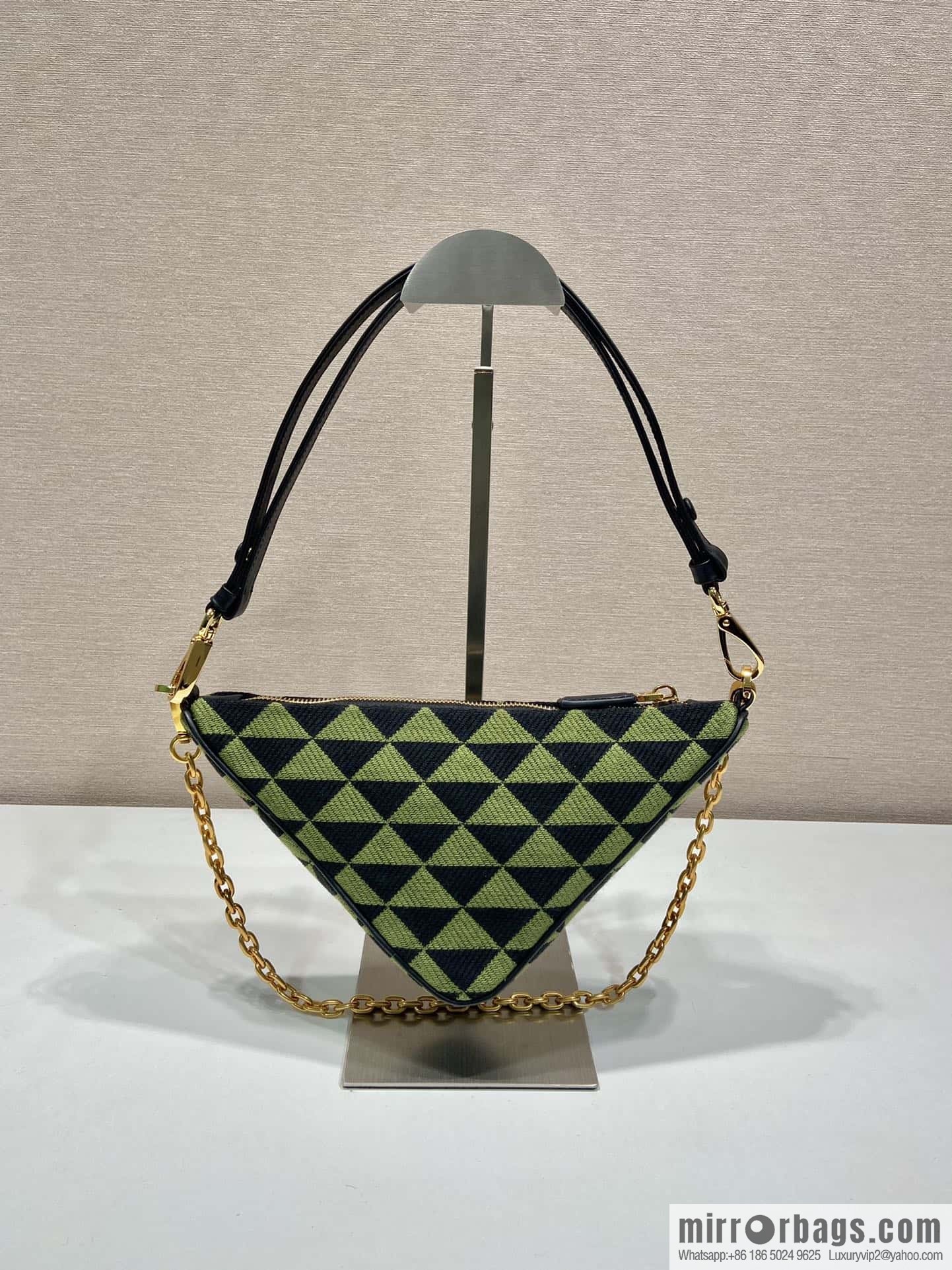 PRADA embroidery triangle bag 🎉 1BC543