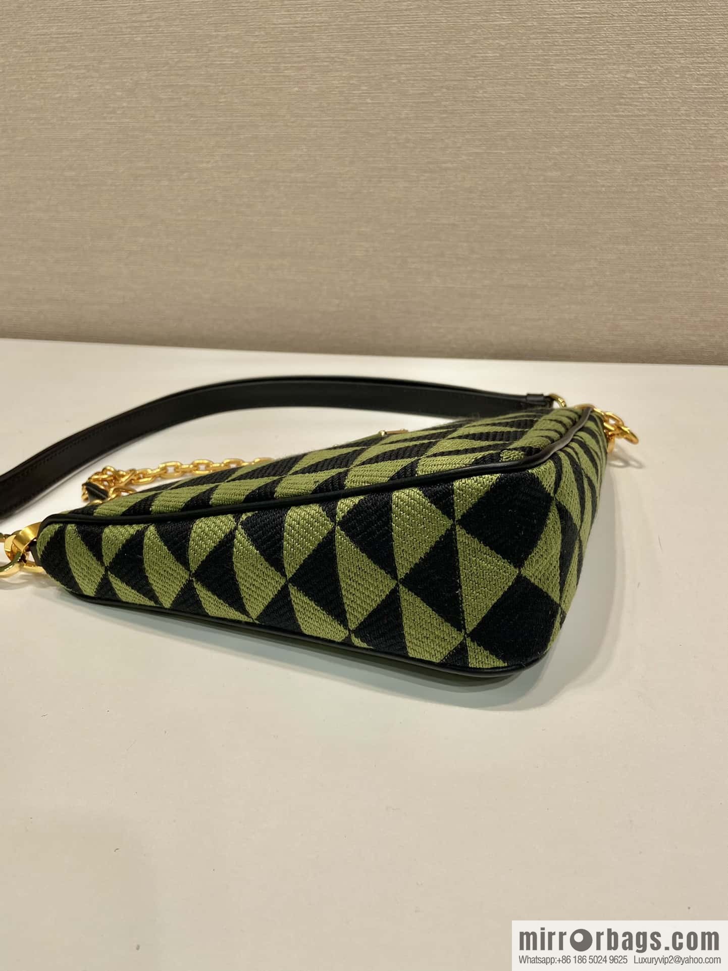 PRADA embroidery triangle bag 🎉 1BC543