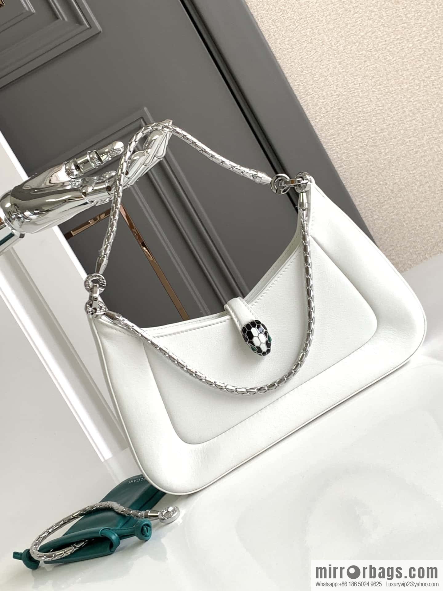 BVLGARI Bulgari SERPENTI BAIA series small shoulder bag 293208 white 27CM