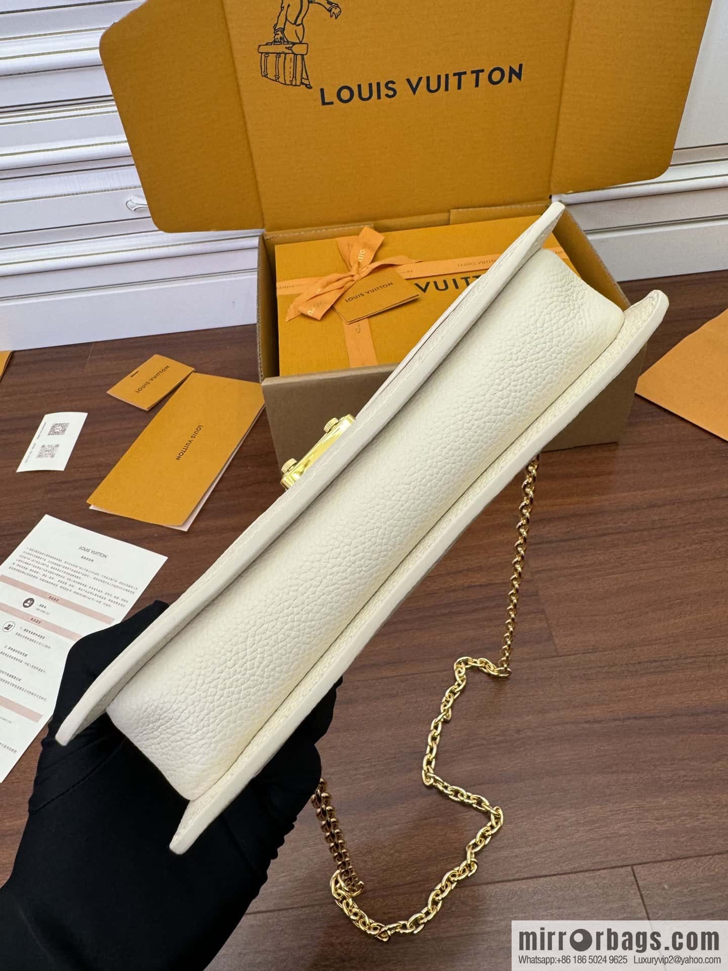 LV M82836 Wallet On Chain Métis