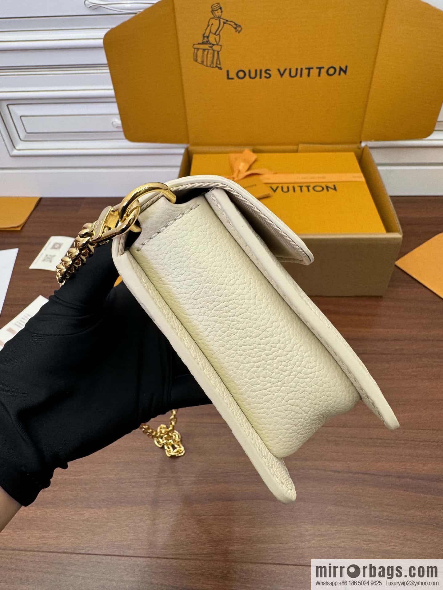 LV M82836 Wallet On Chain Métis