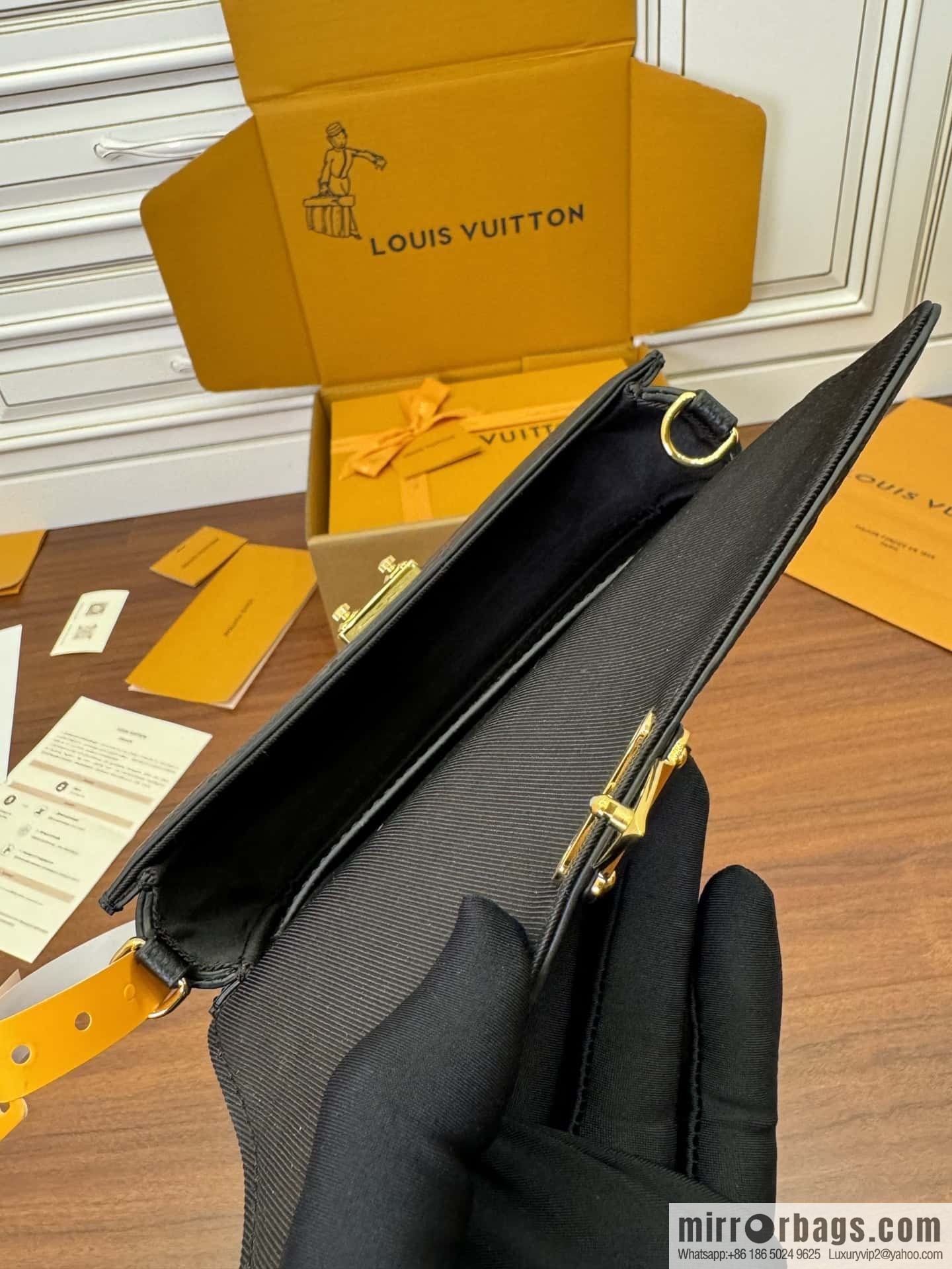 LV M82637 Wallet On Chain Métis