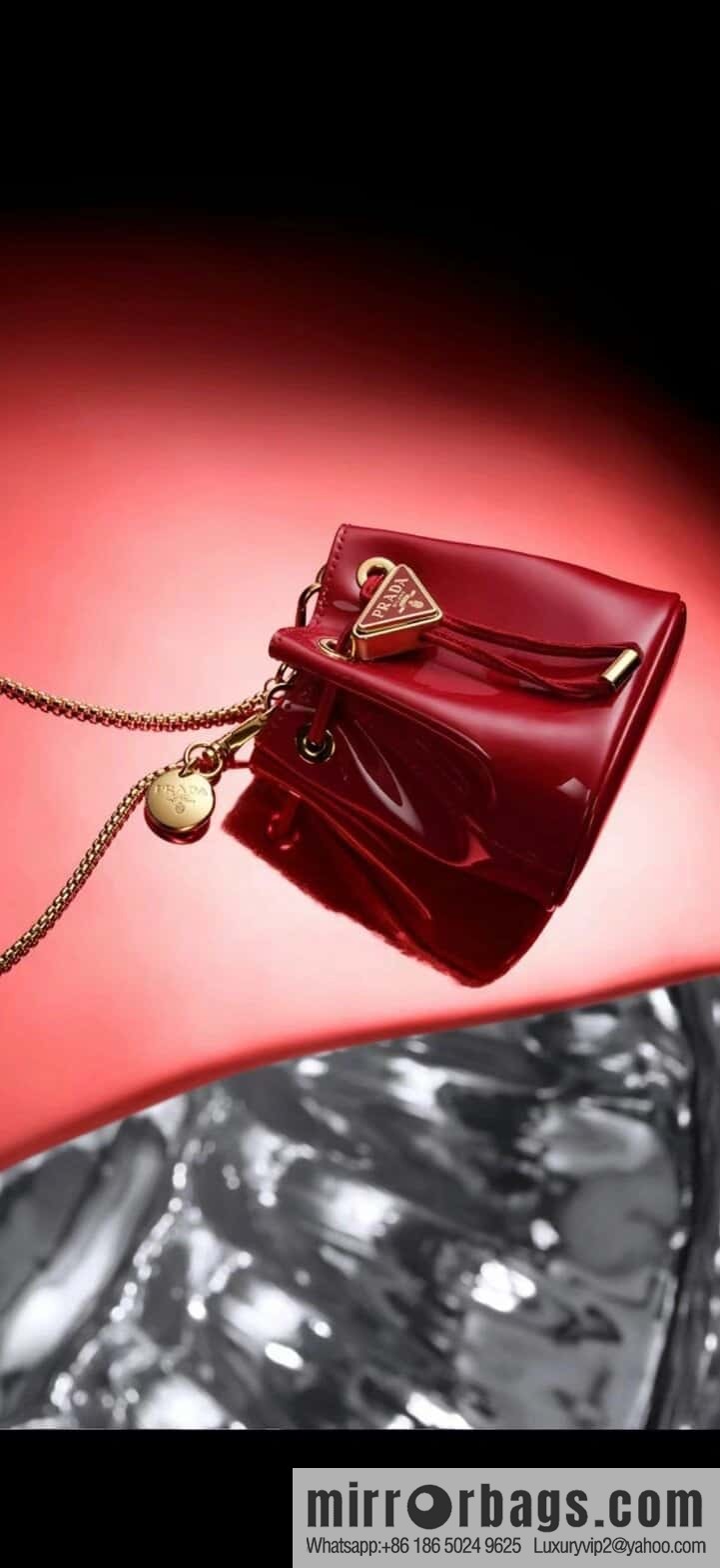 PRADA patent leather bucket 🎉 1NR016 red