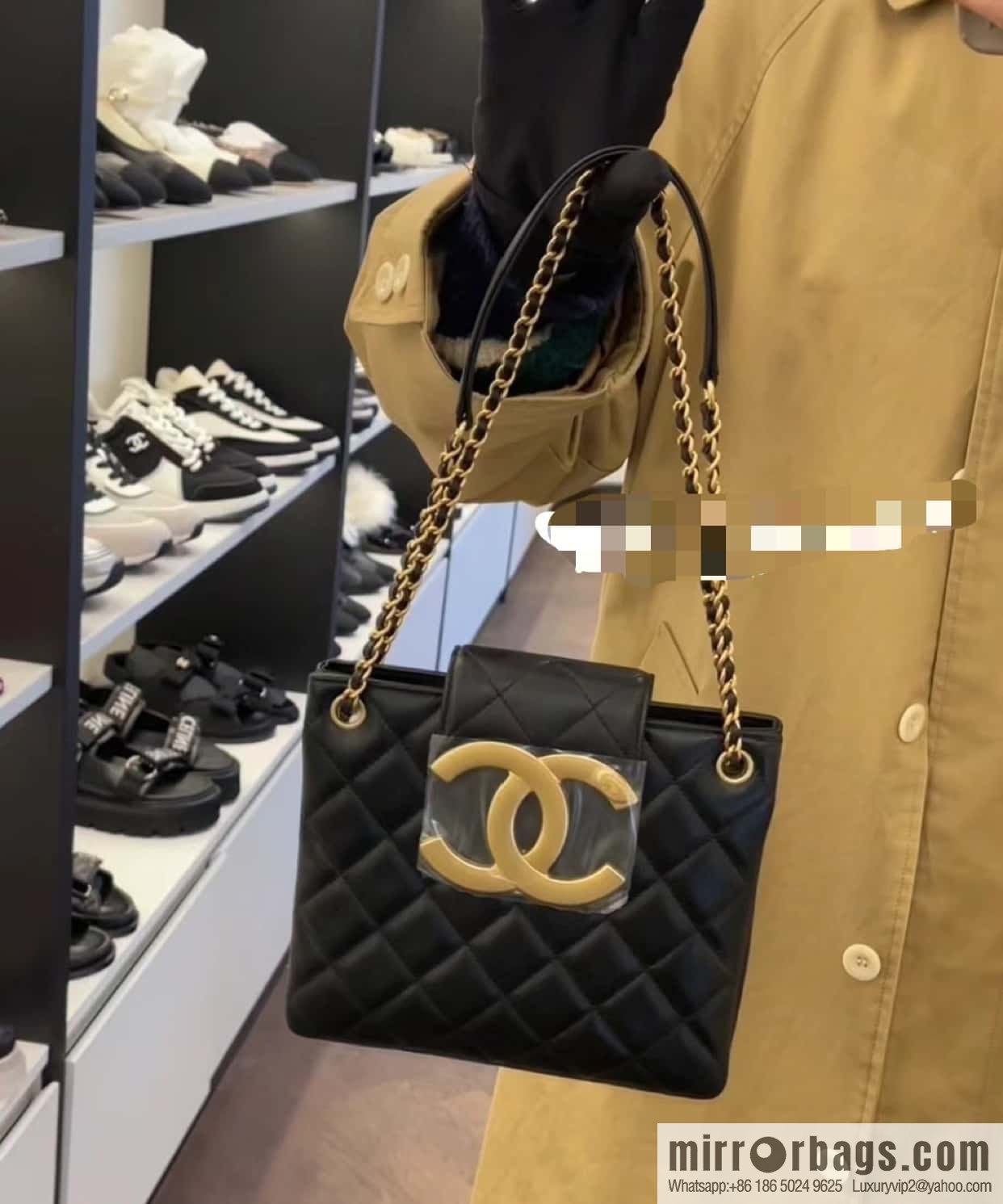 CHANEL Vintage large armpit bag AS4596