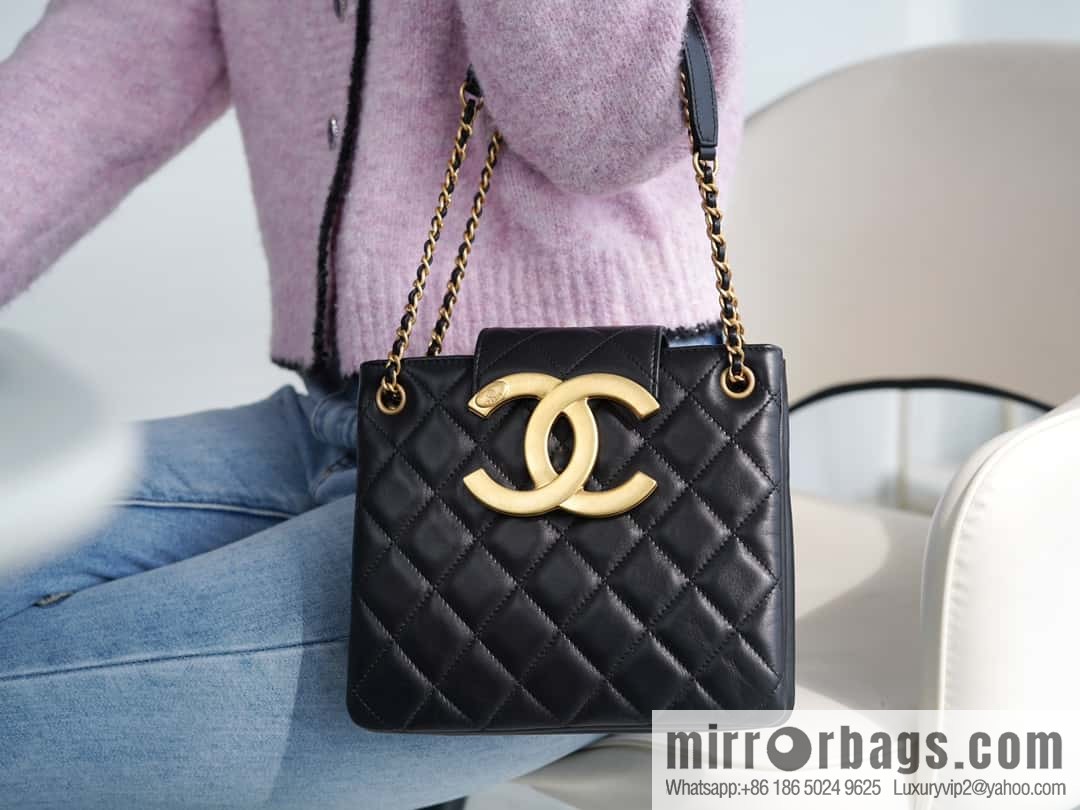 CHANEL Vintage large armpit bag AS4596