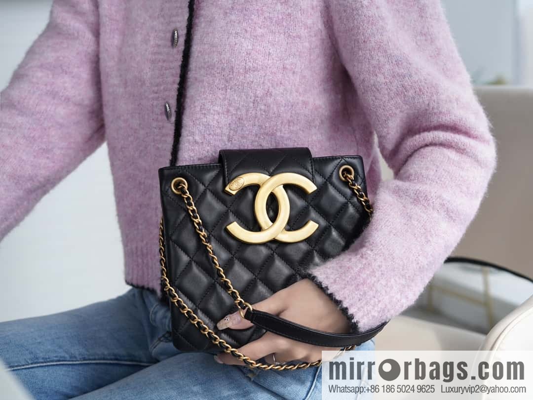 CHANEL Vintage large armpit bag AS4596