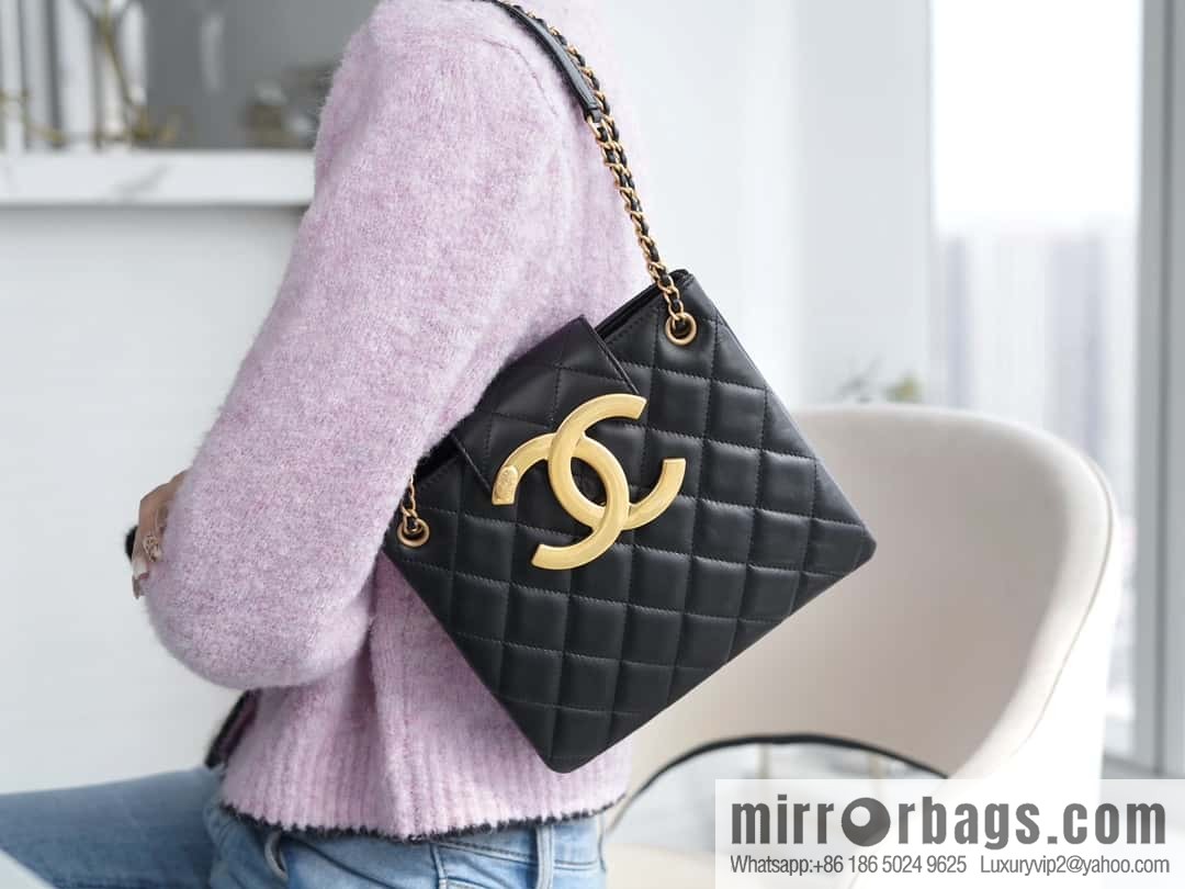 CHANEL Vintage large armpit bag AS4596