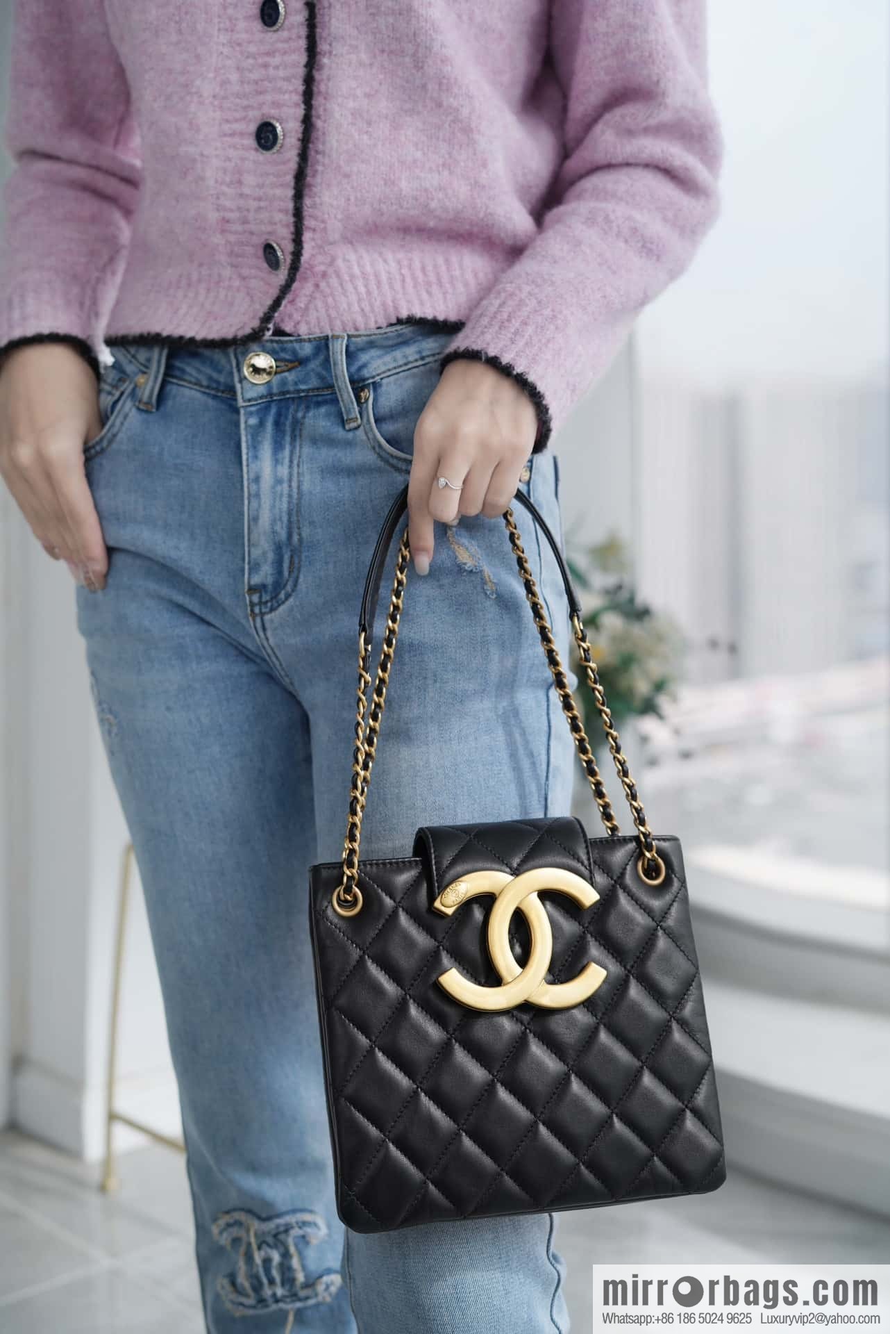 CHANEL Vintage large armpit bag AS4596