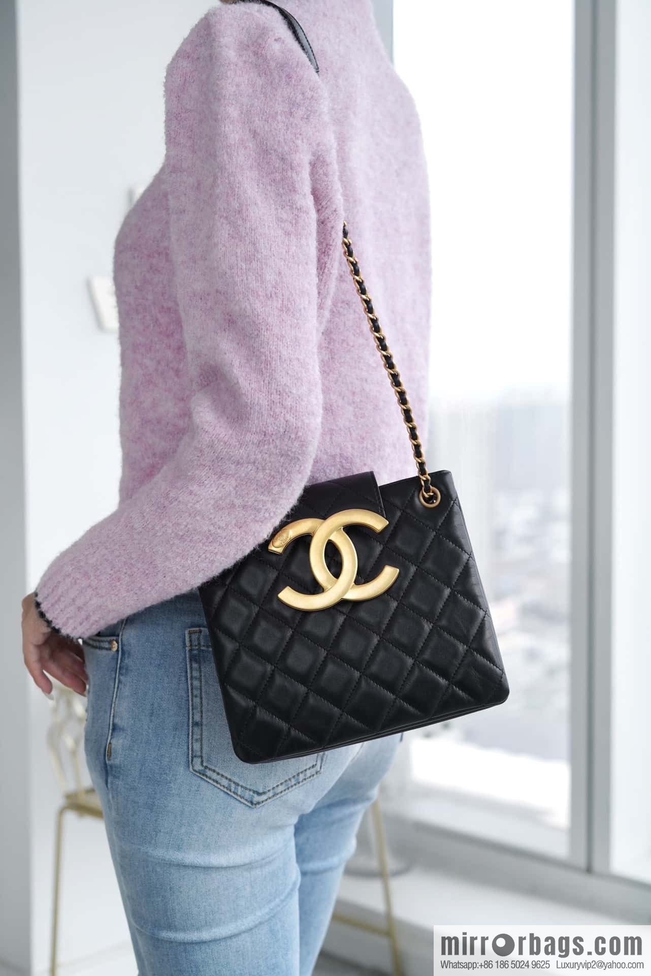 CHANEL Vintage large armpit bag AS4596