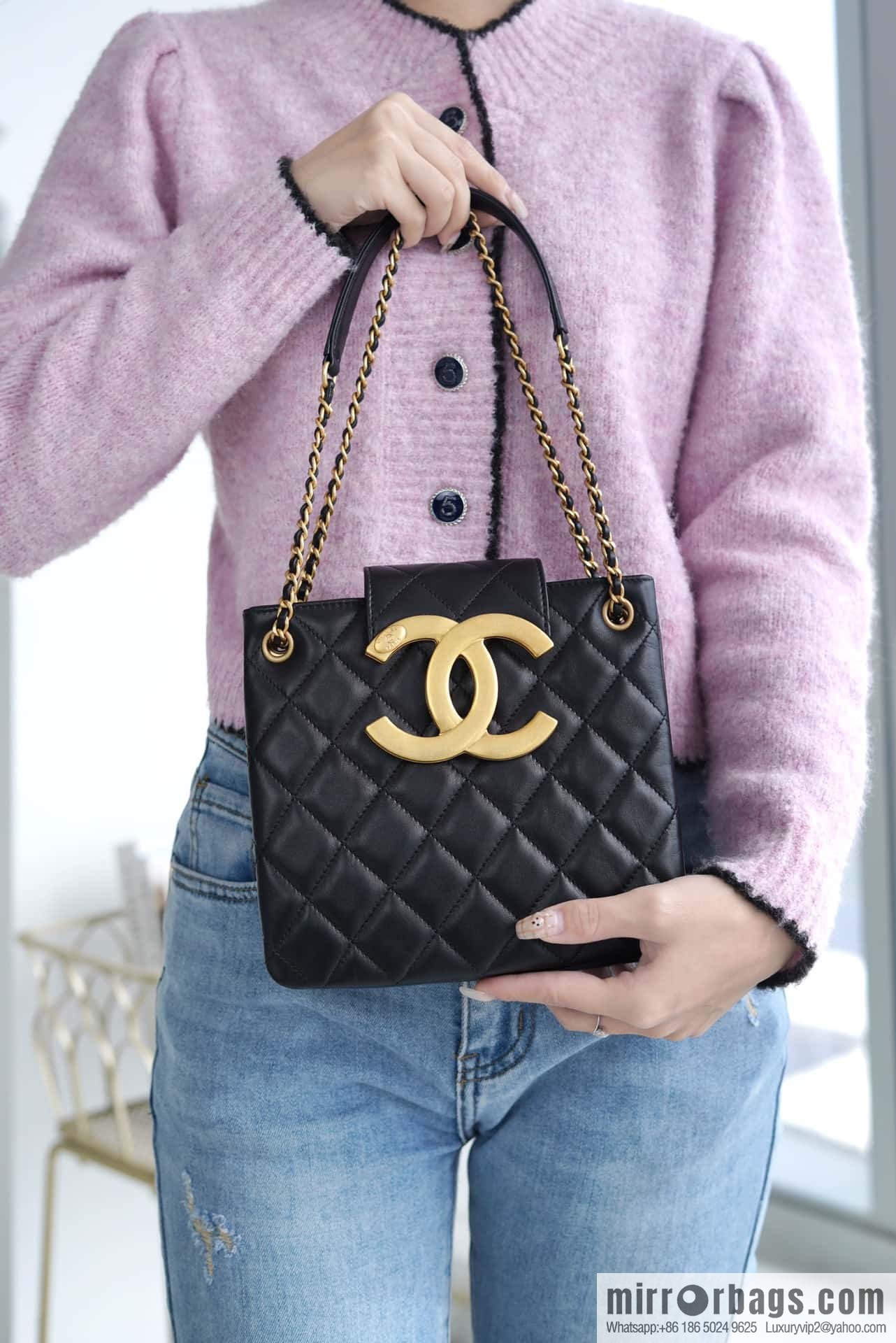CHANEL Vintage large armpit bag AS4596