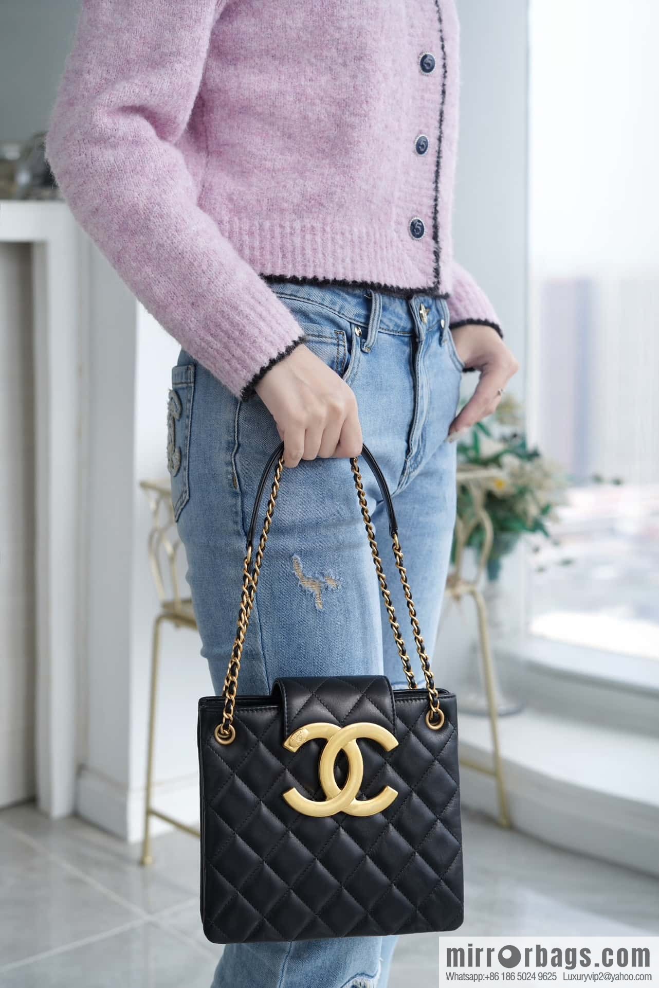 CHANEL Vintage large armpit bag AS4596