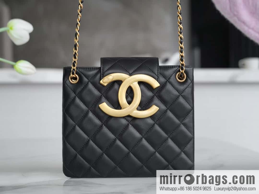 CHANEL Vintage large armpit bag AS4596