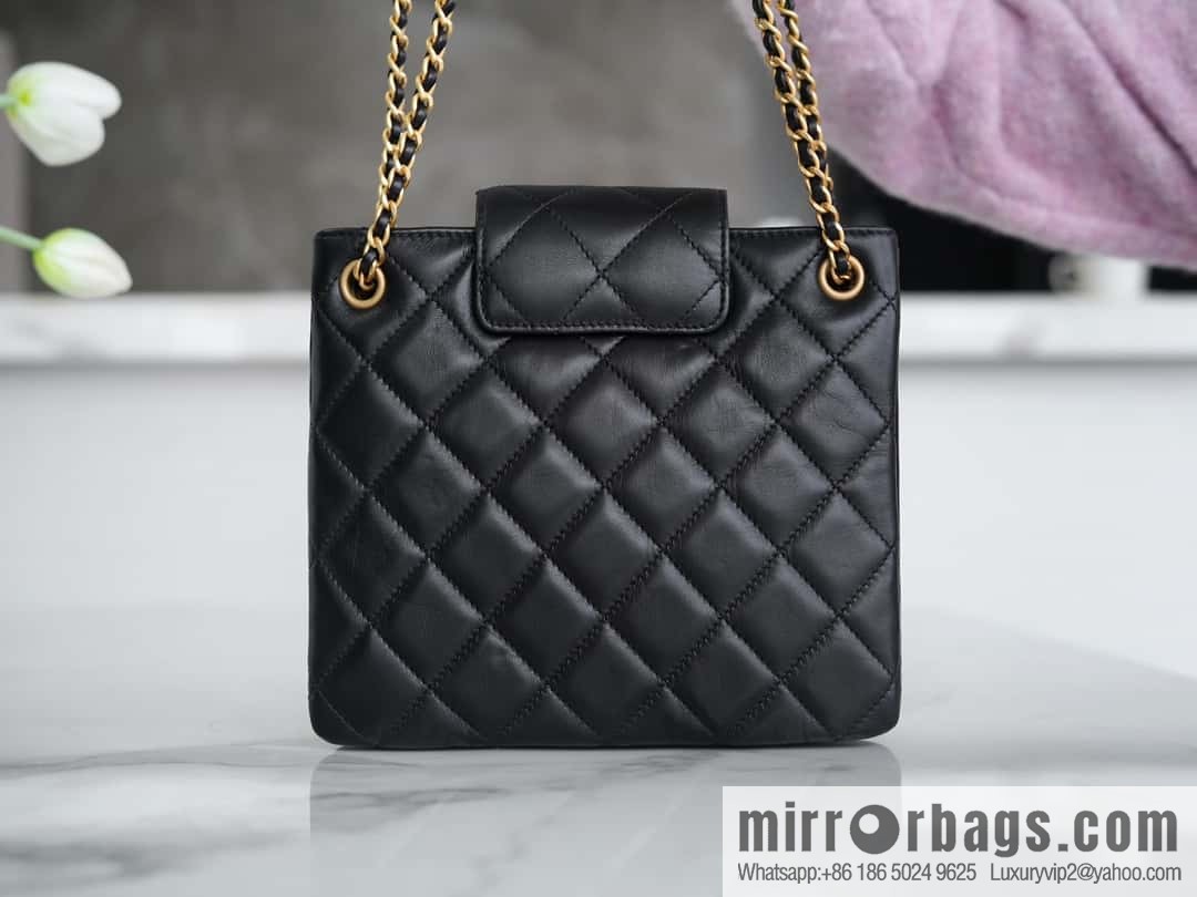 CHANEL Vintage large armpit bag AS4596