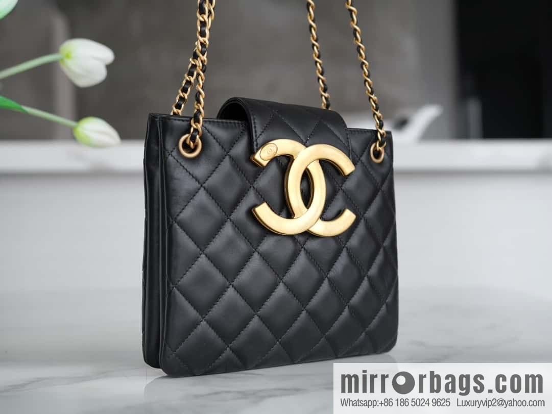 CHANEL Vintage large armpit bag AS4596