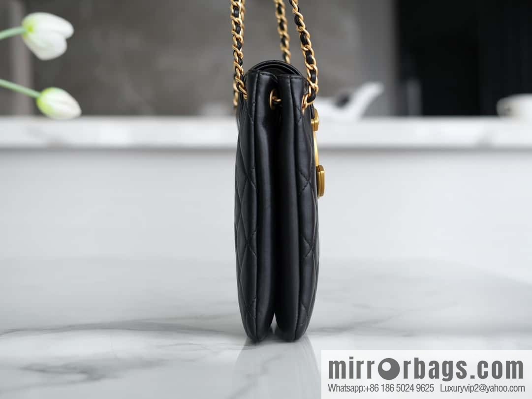 CHANEL Vintage large armpit bag AS4596