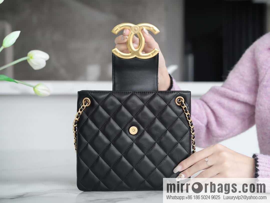 CHANEL Vintage large armpit bag AS4596