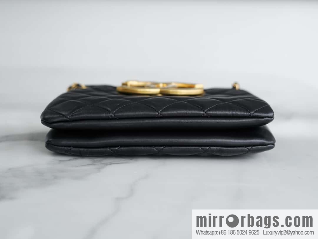 CHANEL Vintage large armpit bag AS4596