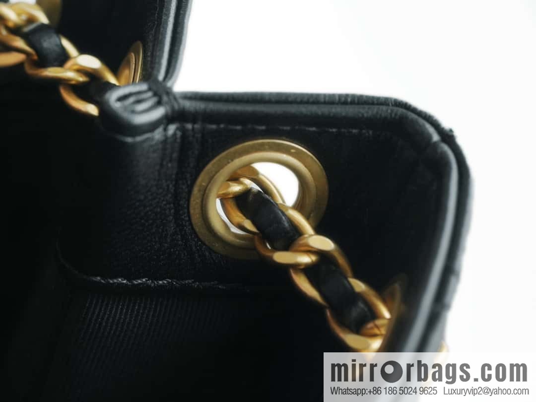 CHANEL Vintage large armpit bag AS4596