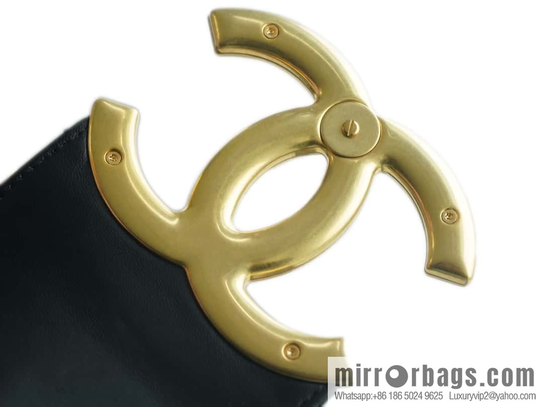 CHANEL Vintage large armpit bag AS4596