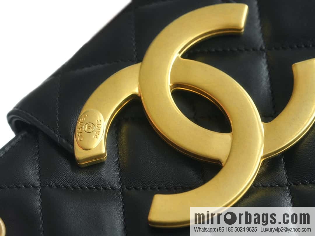 CHANEL Vintage large armpit bag AS4596