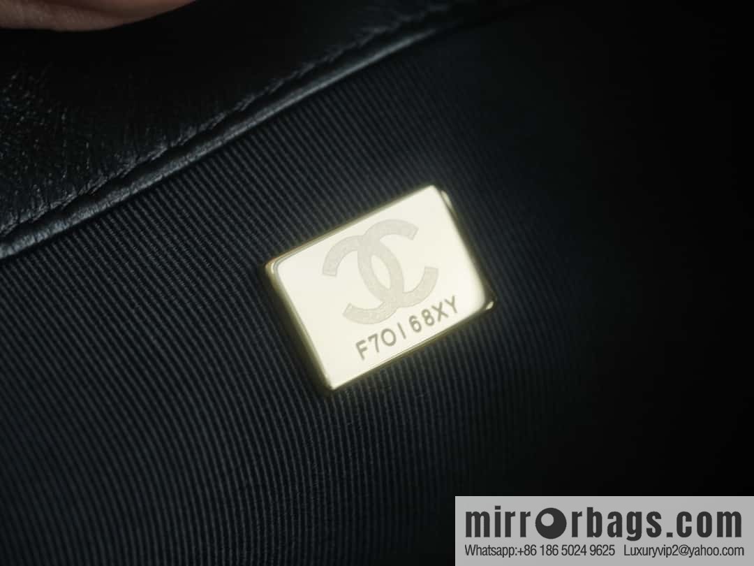 CHANEL Vintage large armpit bag AS4596