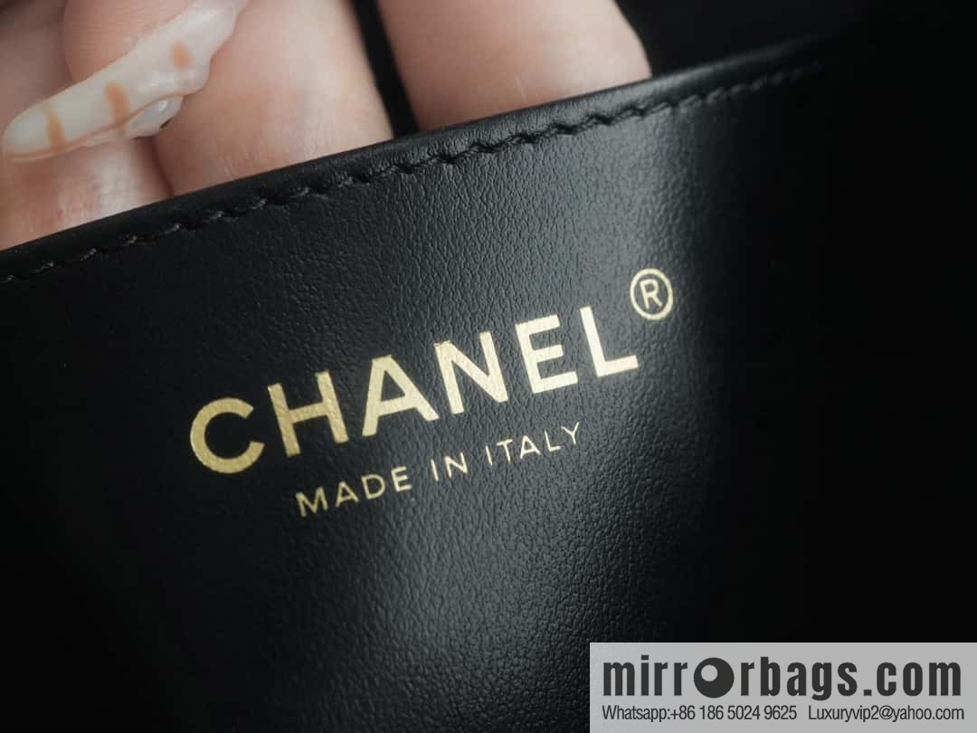 CHANEL Vintage large armpit bag AS4596