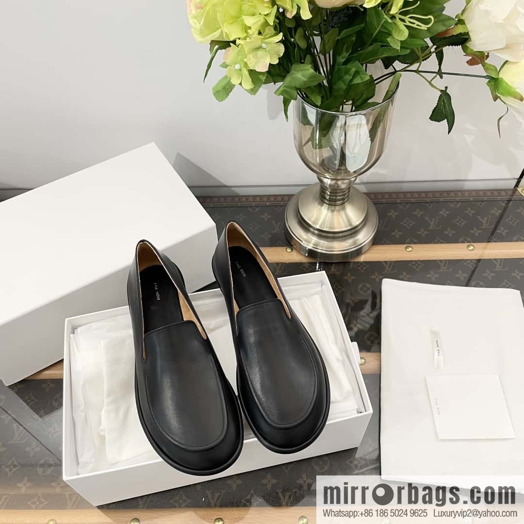 𝐓𝐇𝐄 𝐑𝐎𝐖|𝟐𝟎𝟐𝟑 black flat loafers