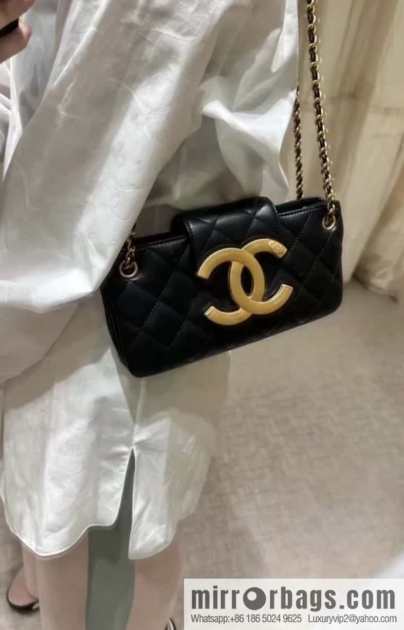 CHANEL | Original small sheepskin Vintage baguette bag AS4611