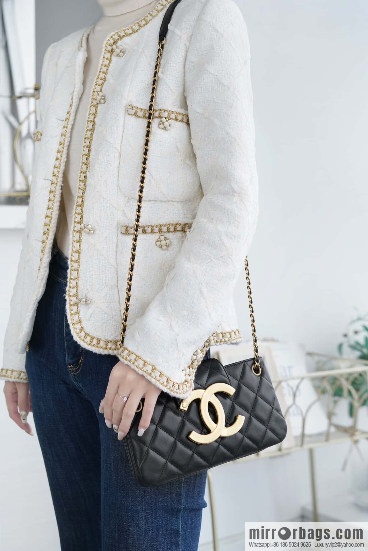 CHANEL | Original small sheepskin Vintage baguette bag AS4611