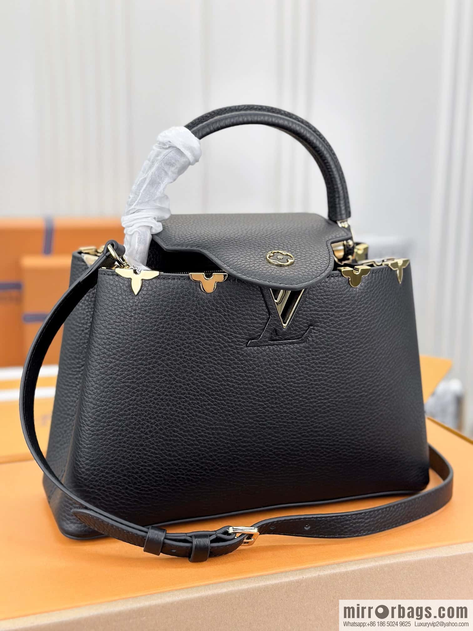 LV M54663 Capucines MM