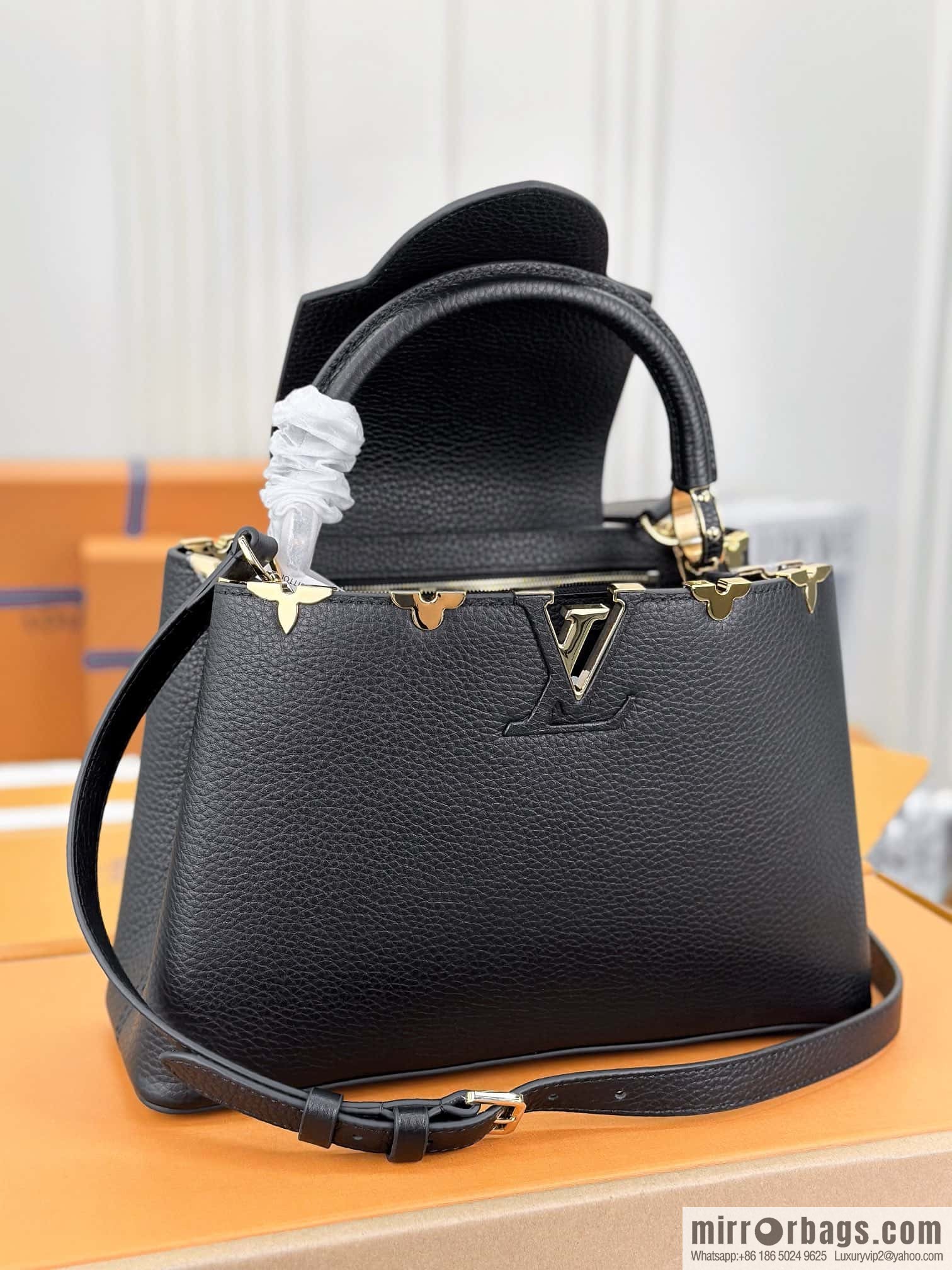 LV M54663 Capucines MM