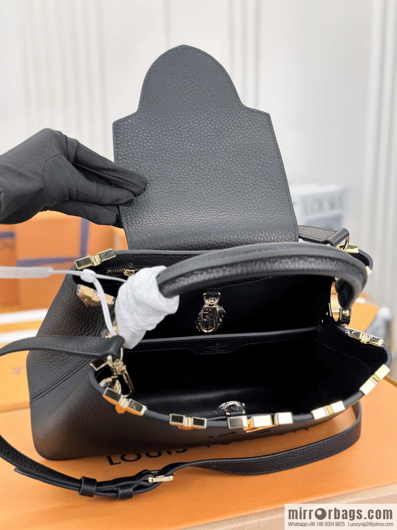 LV M54663 Capucines MM