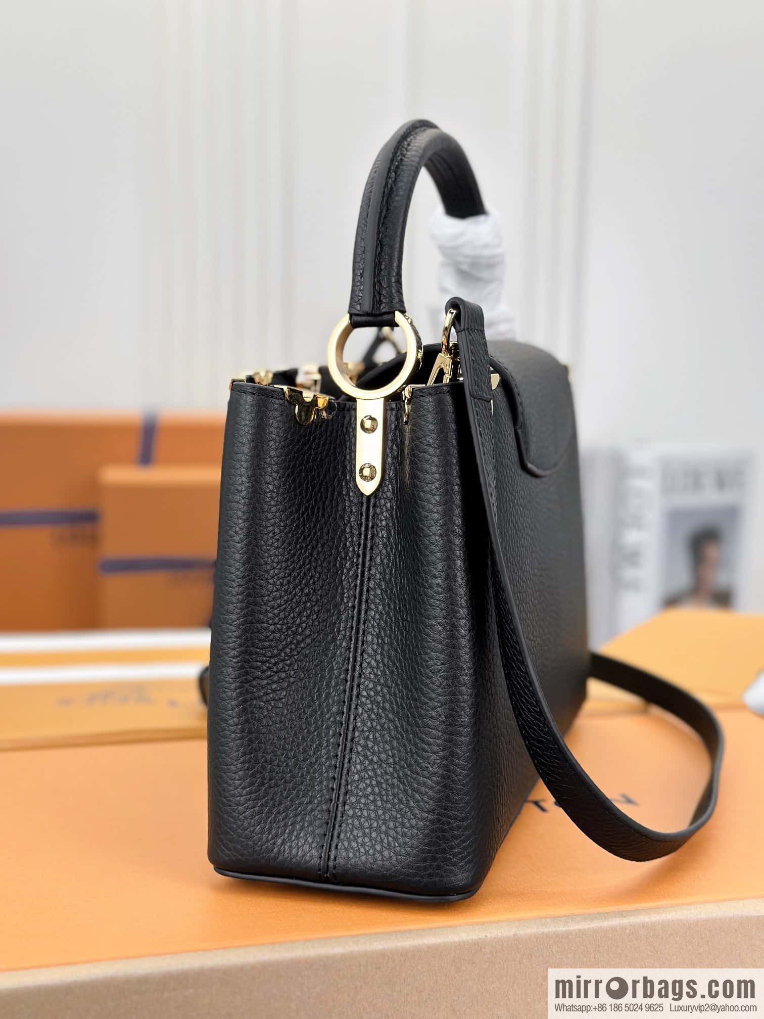LV M54663 Capucines MM