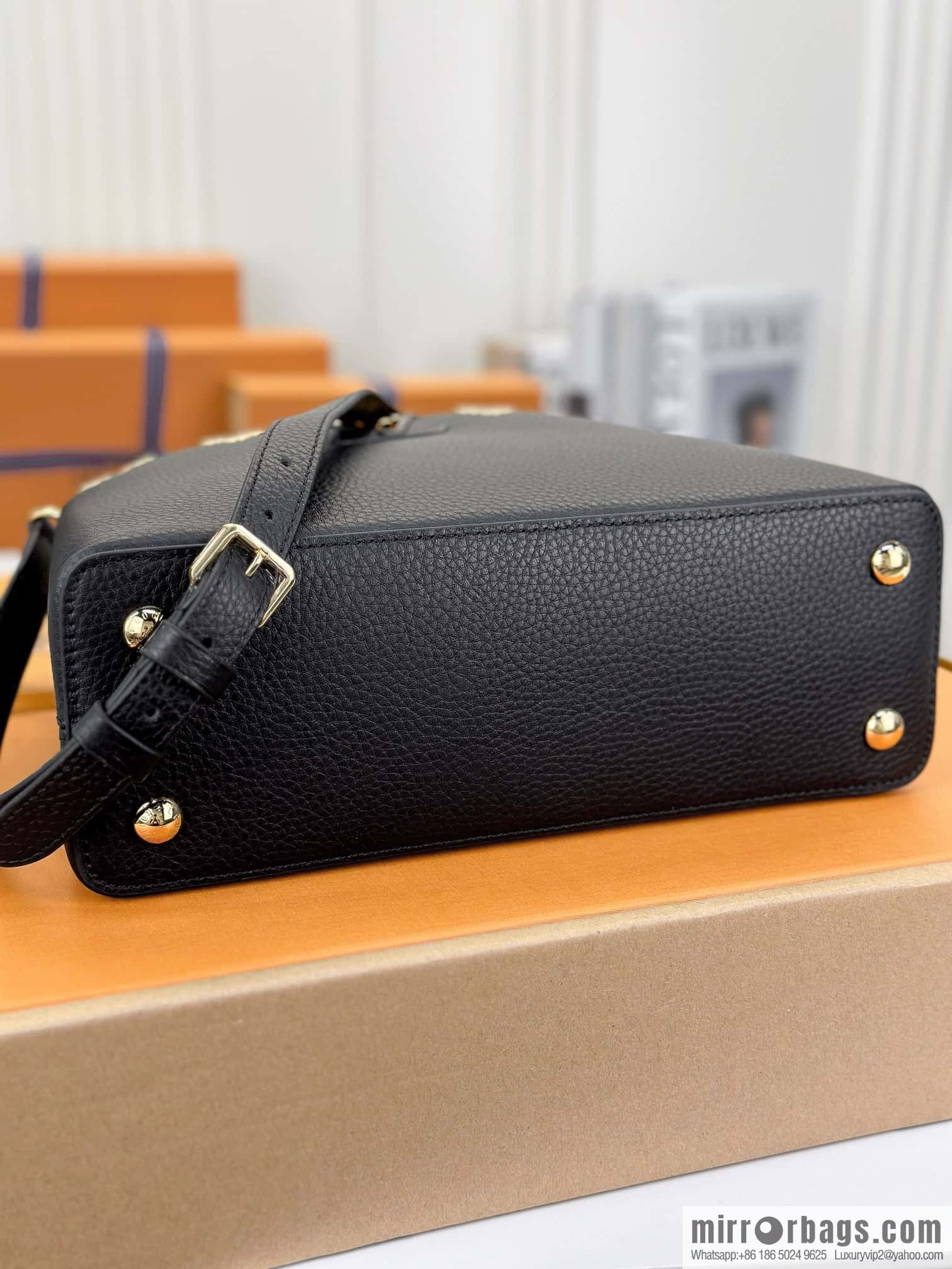 LV M54663 Capucines MM