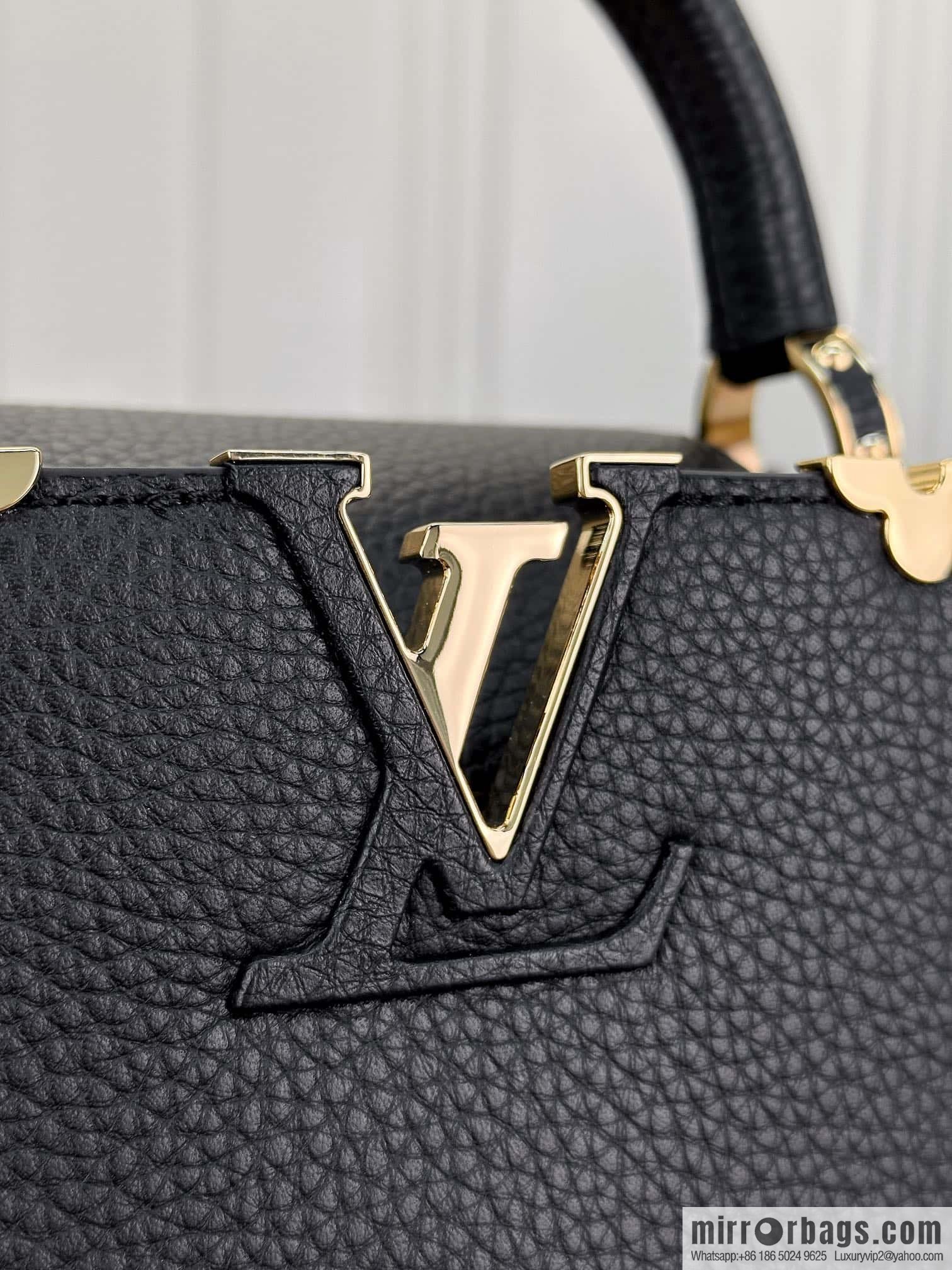 LV M54663 Capucines MM