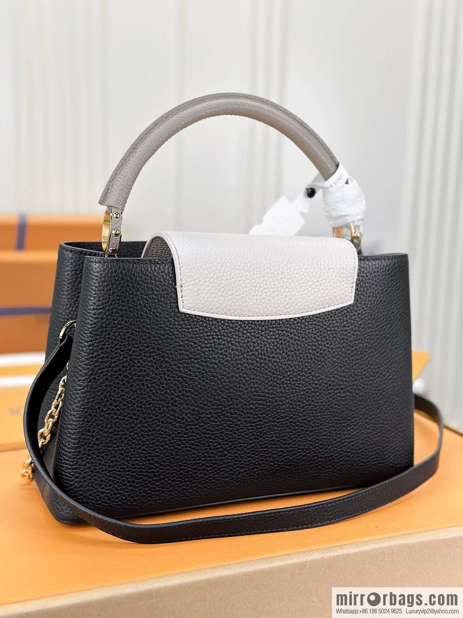 LV M20708 CAPUCINES medium handbag
