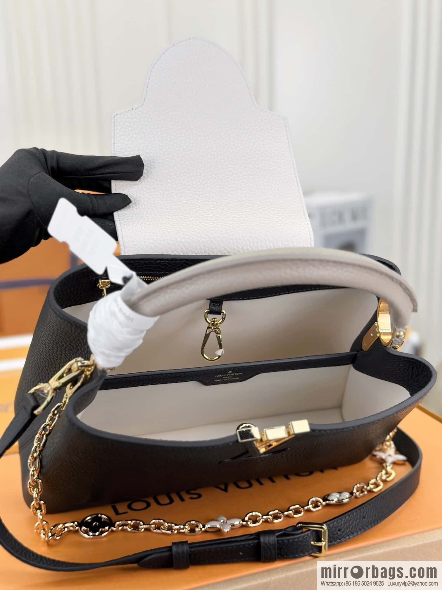 LV M20708 CAPUCINES medium handbag