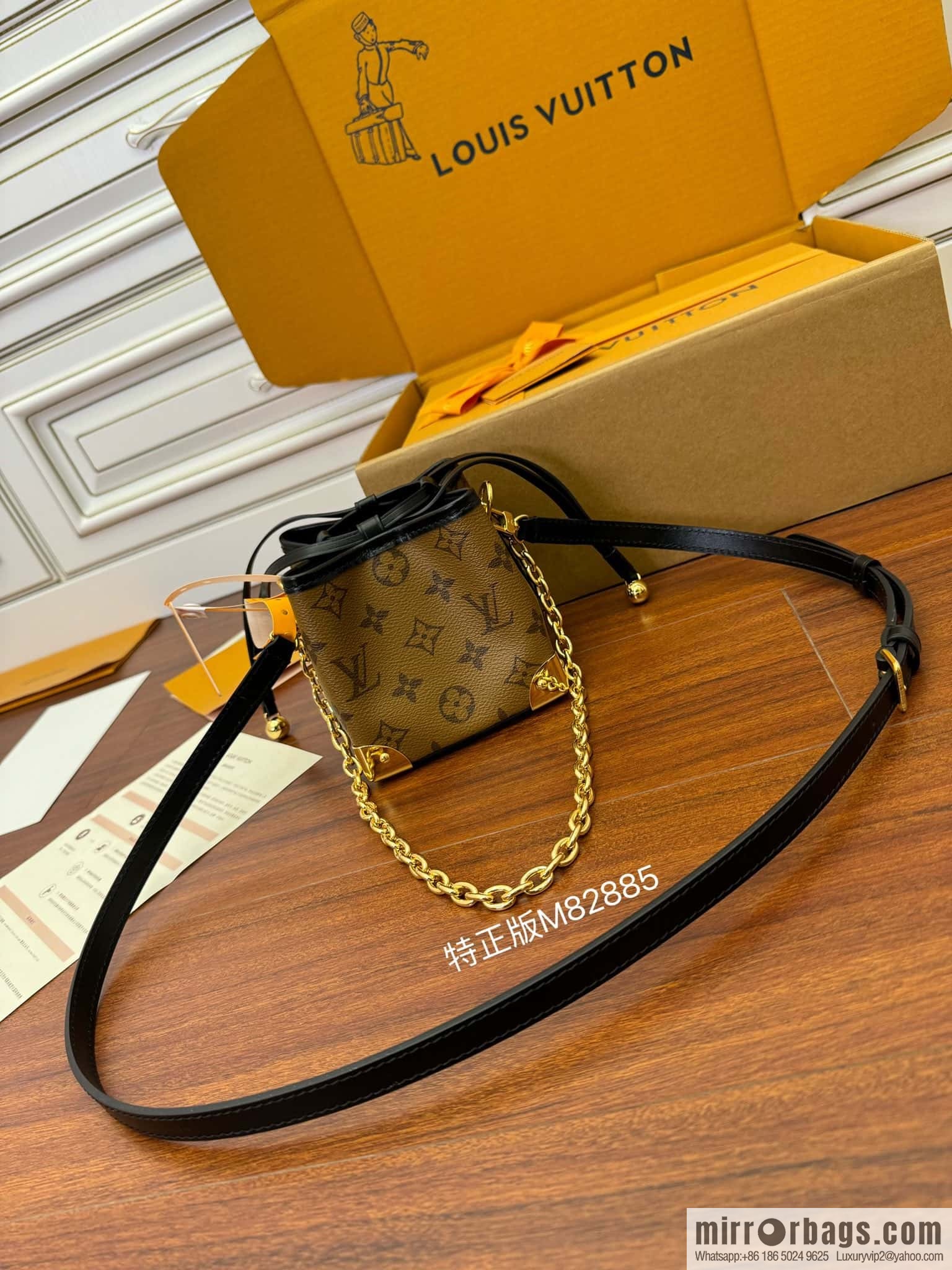 LV M82885 NO ÉPURSE LV CHARMS BAG