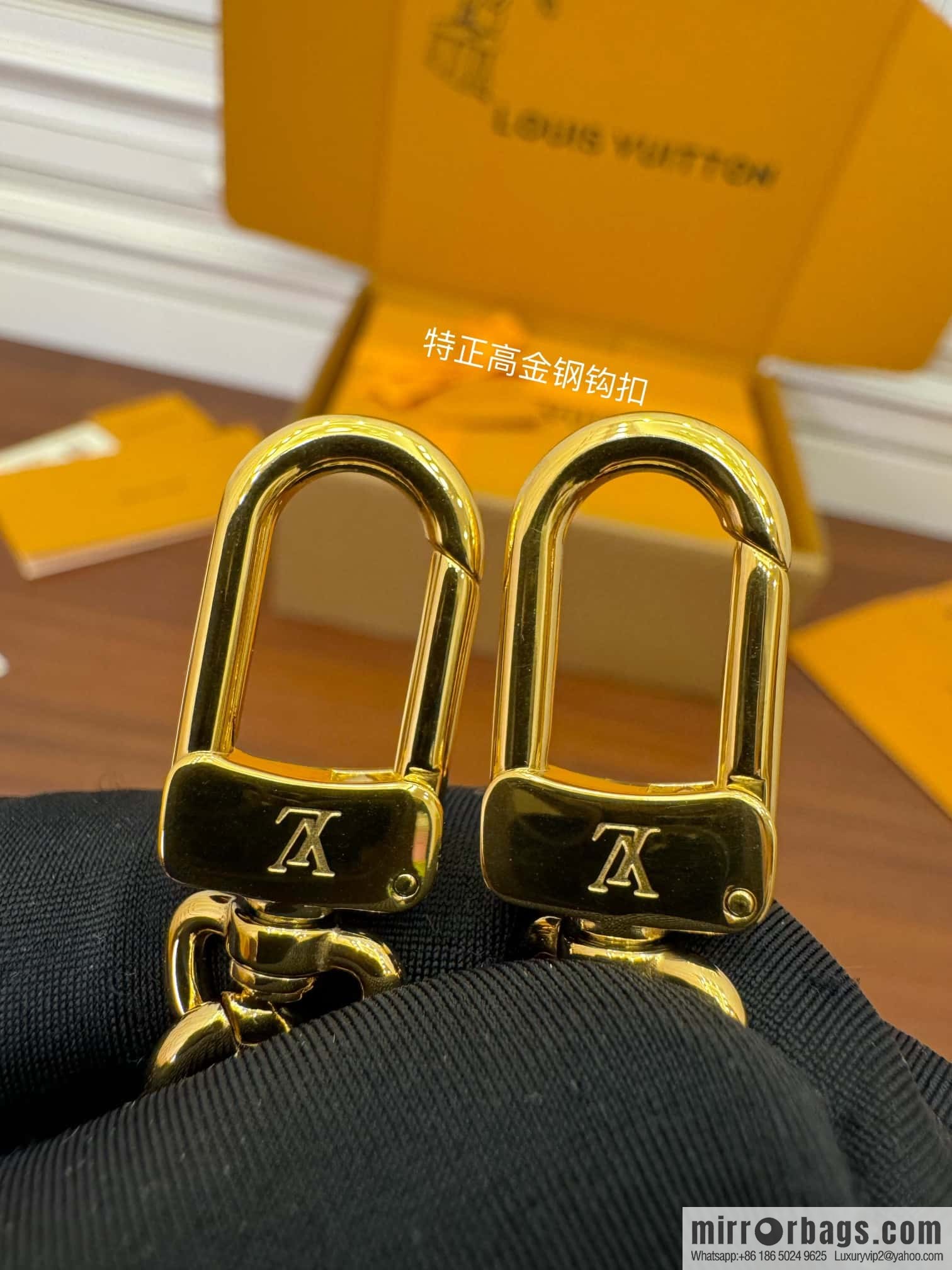 LV M82885 NO ÉPURSE LV CHARMS BAG