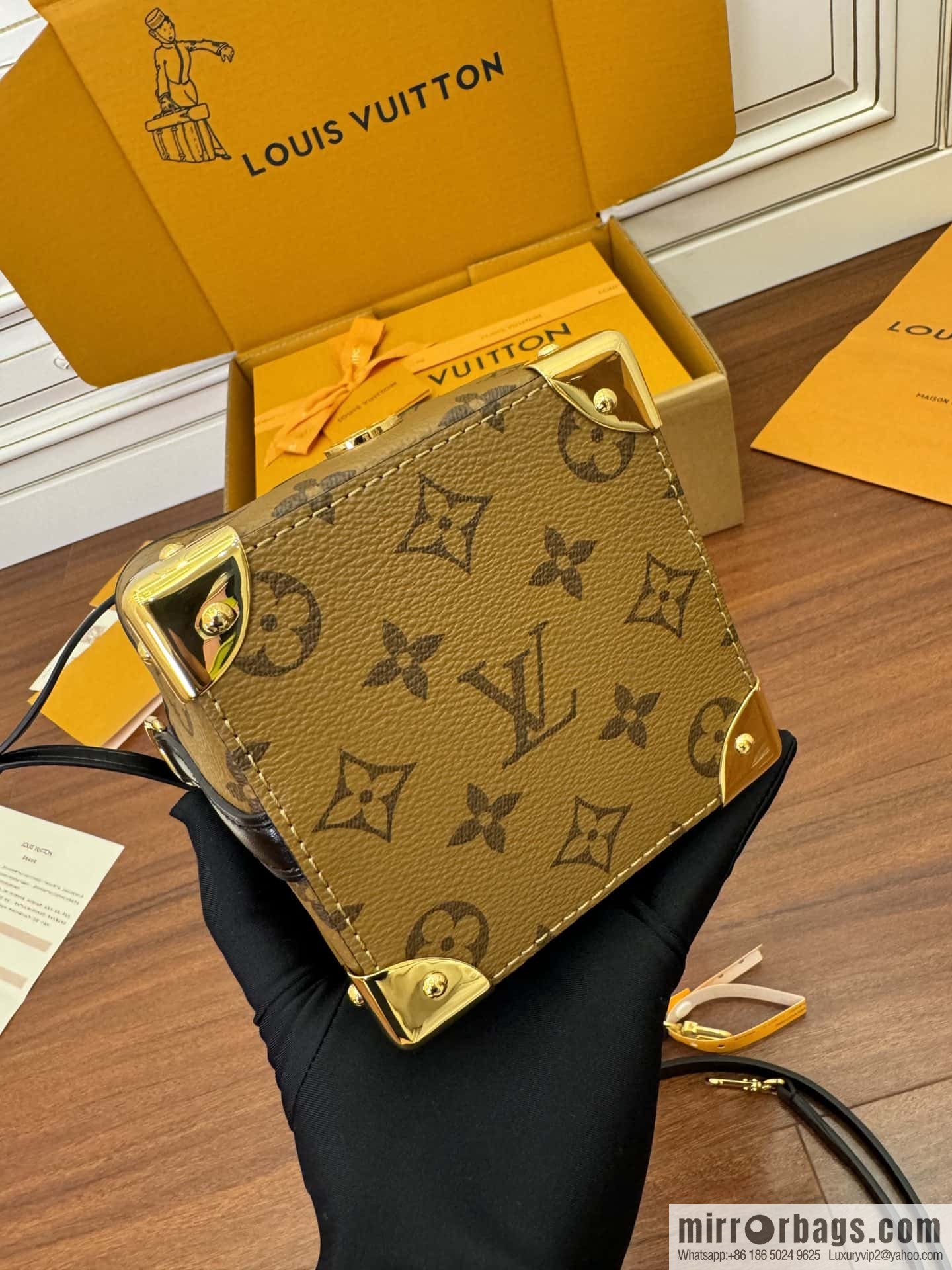 LV M82885 NO ÉPURSE LV CHARMS BAG