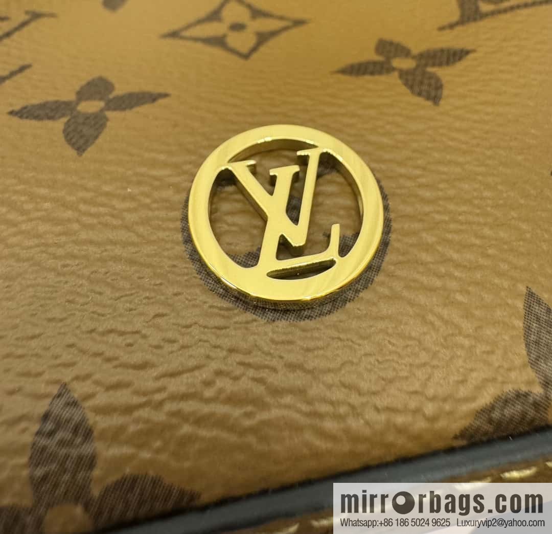 LV M82885 NO ÉPURSE LV CHARMS BAG