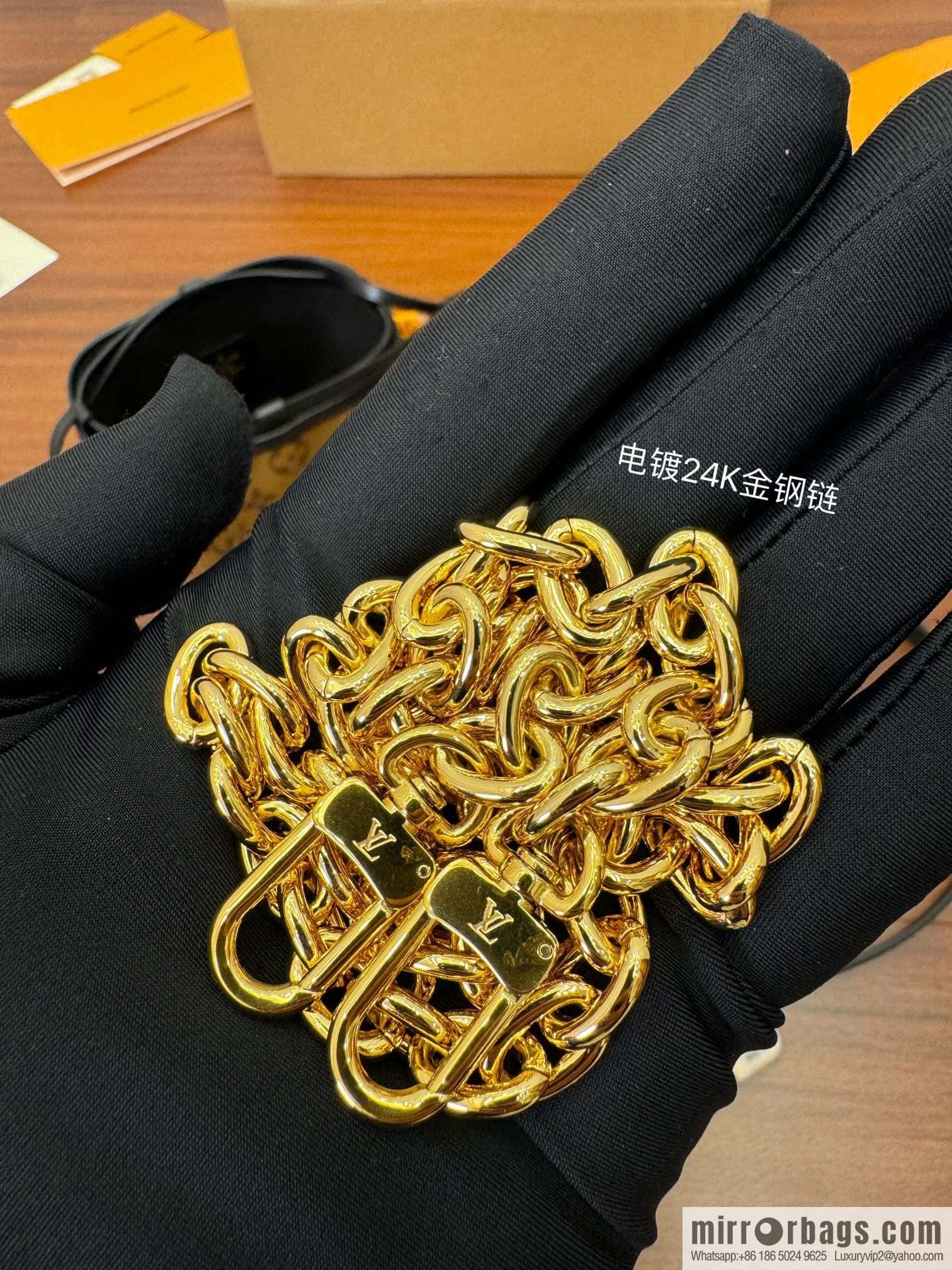 LV M82885 NO ÉPURSE LV CHARMS BAG