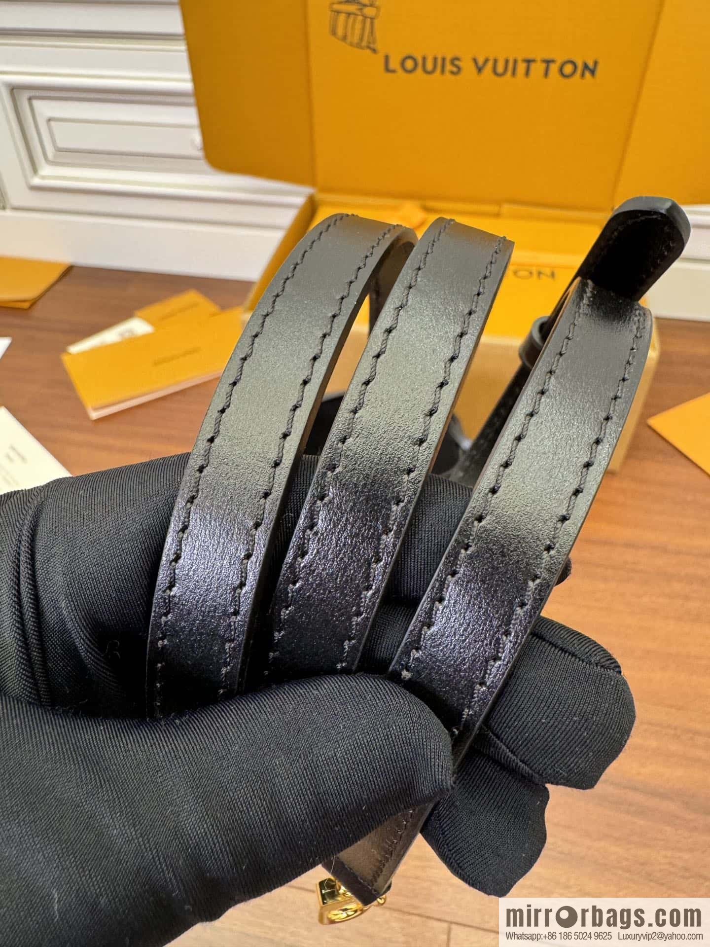 LV M82885 NO ÉPURSE LV CHARMS BAG