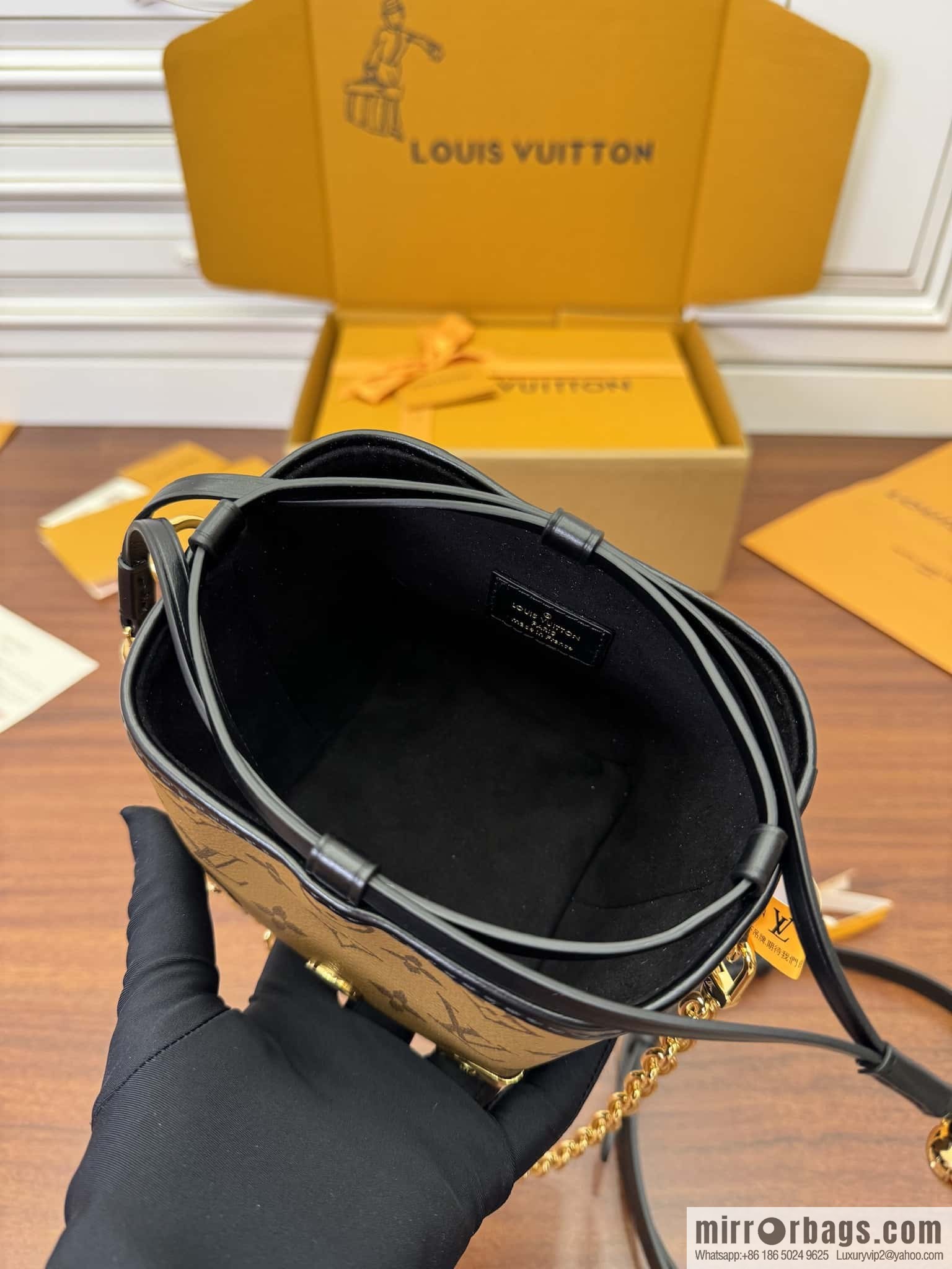 LV M82885 NO ÉPURSE LV CHARMS BAG