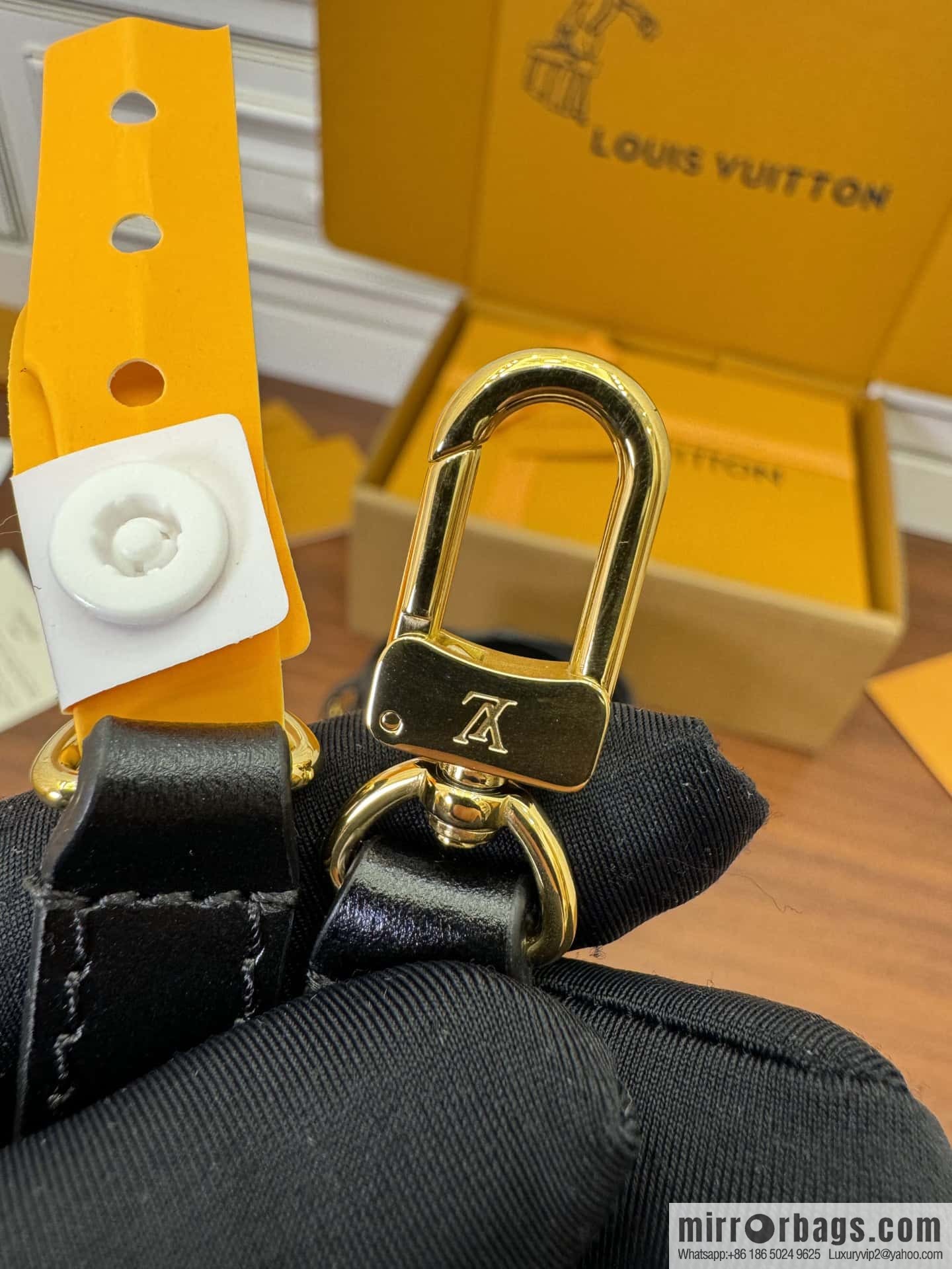 LV M82885 NO ÉPURSE LV CHARMS BAG