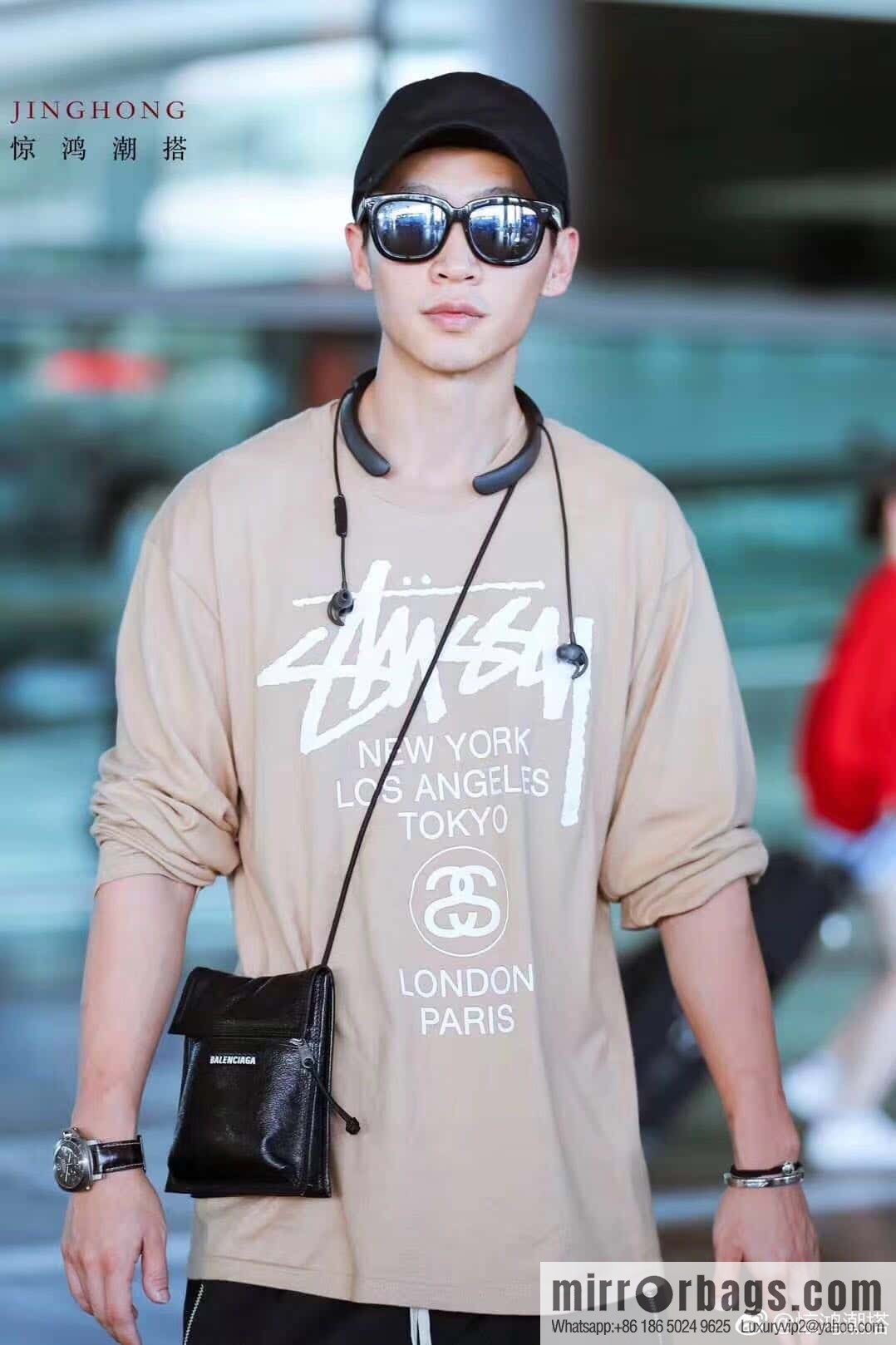 BALENCIAGA Balenciaga, imported pleated leather mobile phone bag.
