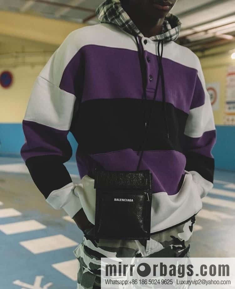 BALENCIAGA Balenciaga, imported pleated leather mobile phone bag.