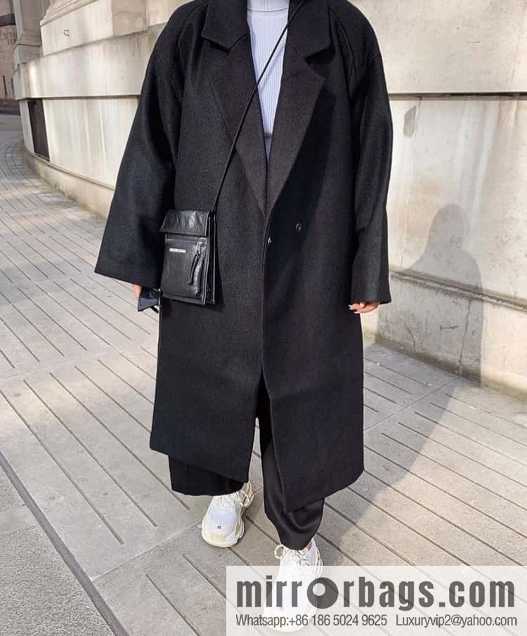 BALENCIAGA Balenciaga, imported pleated leather mobile phone bag.