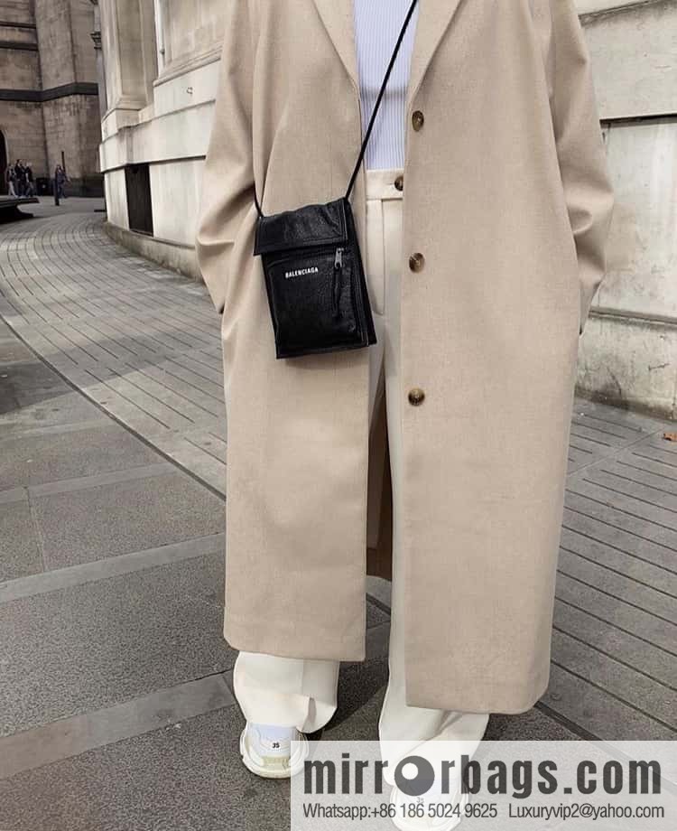 BALENCIAGA Balenciaga, imported pleated leather mobile phone bag.